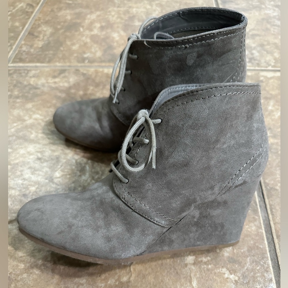 Arizona Jean Co Suede Wedge Ankle Boots Shoes Women’s Size 8.5 Tan
